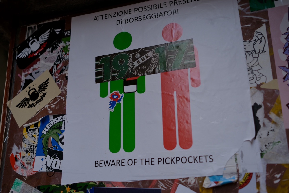 スリ注意喚起シールとミャクミャクシール