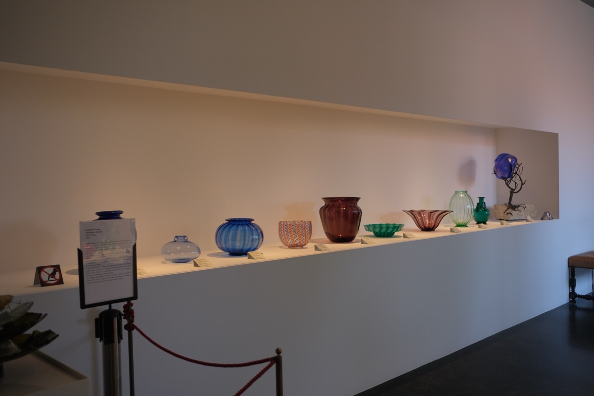 ガラス美術館の展示
色とりどりの花瓶が並ぶ