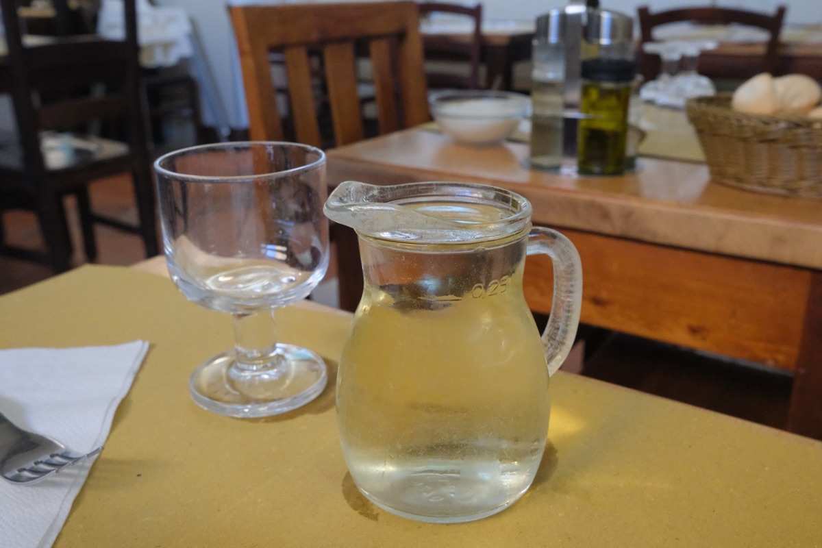 白ワインのデカンタ