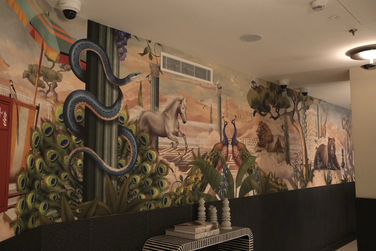 W Florenceのフロント付近の壁画