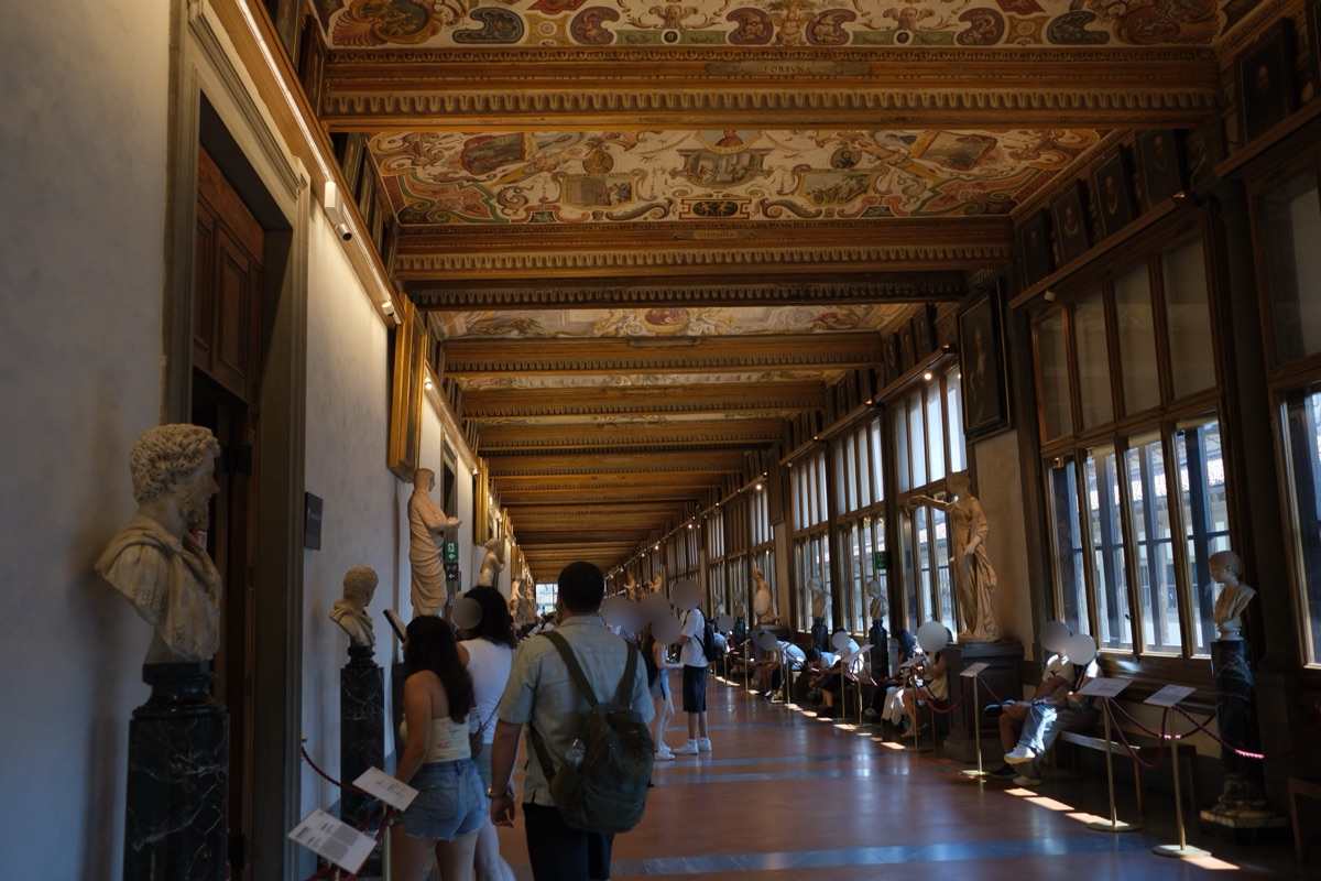 ウフィツィ美術館の長い通路