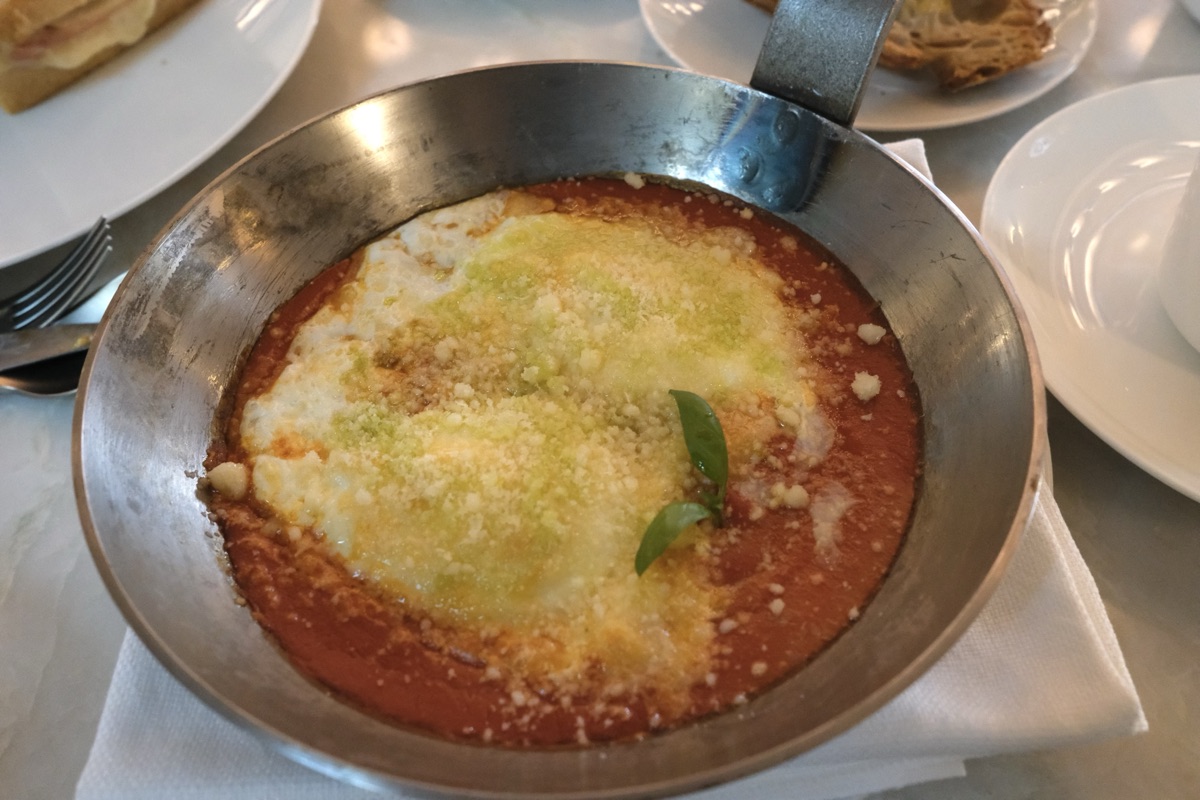 W Florenceの朝食のエッグズ・イン・パーガトリー