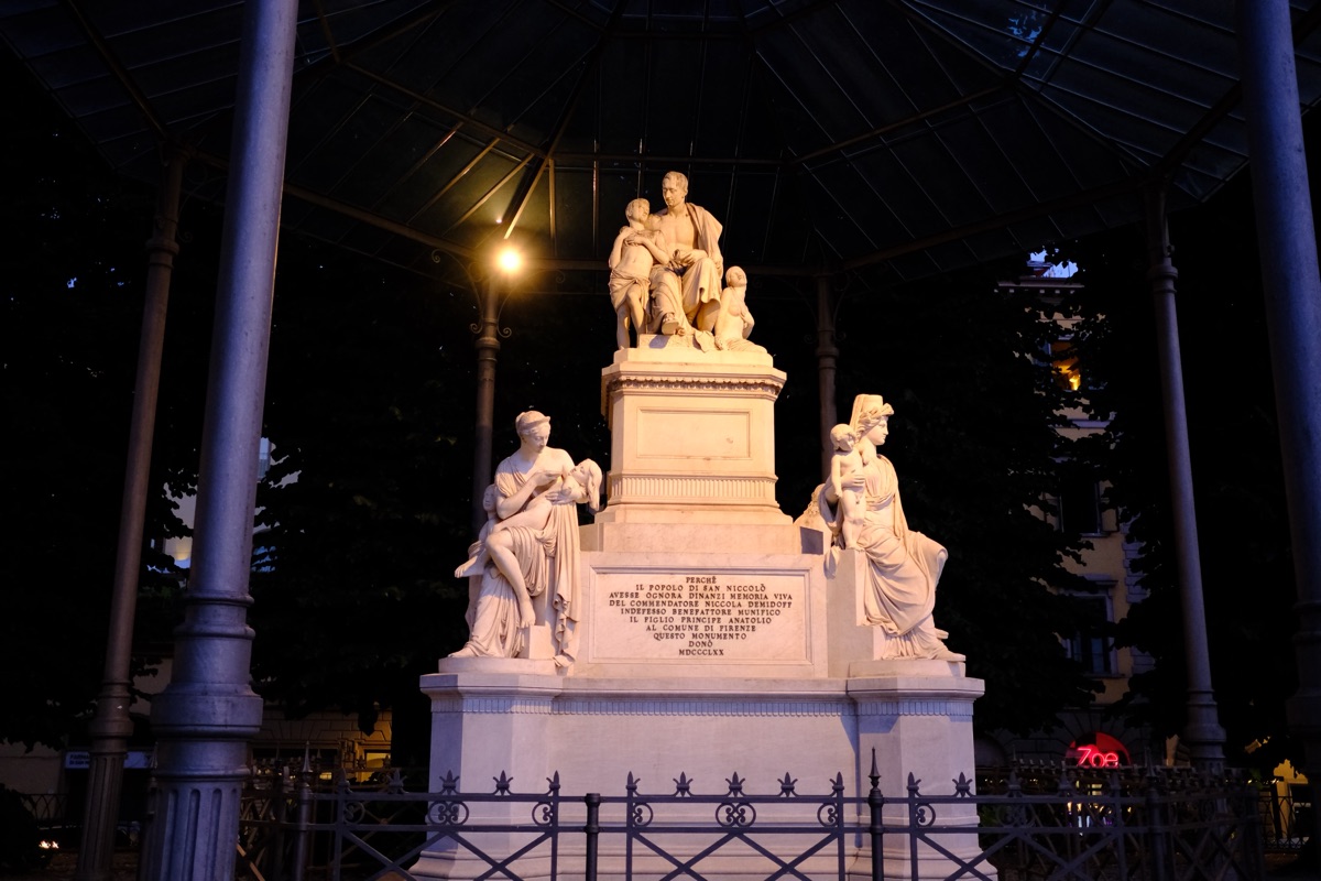 ニコラ・デミノフの像