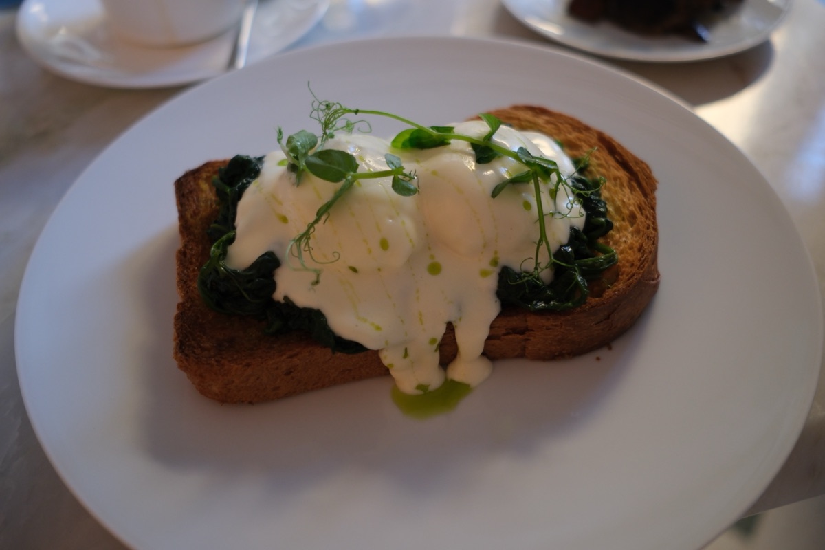 W Florenceの朝食のエッグ・ベネディクト