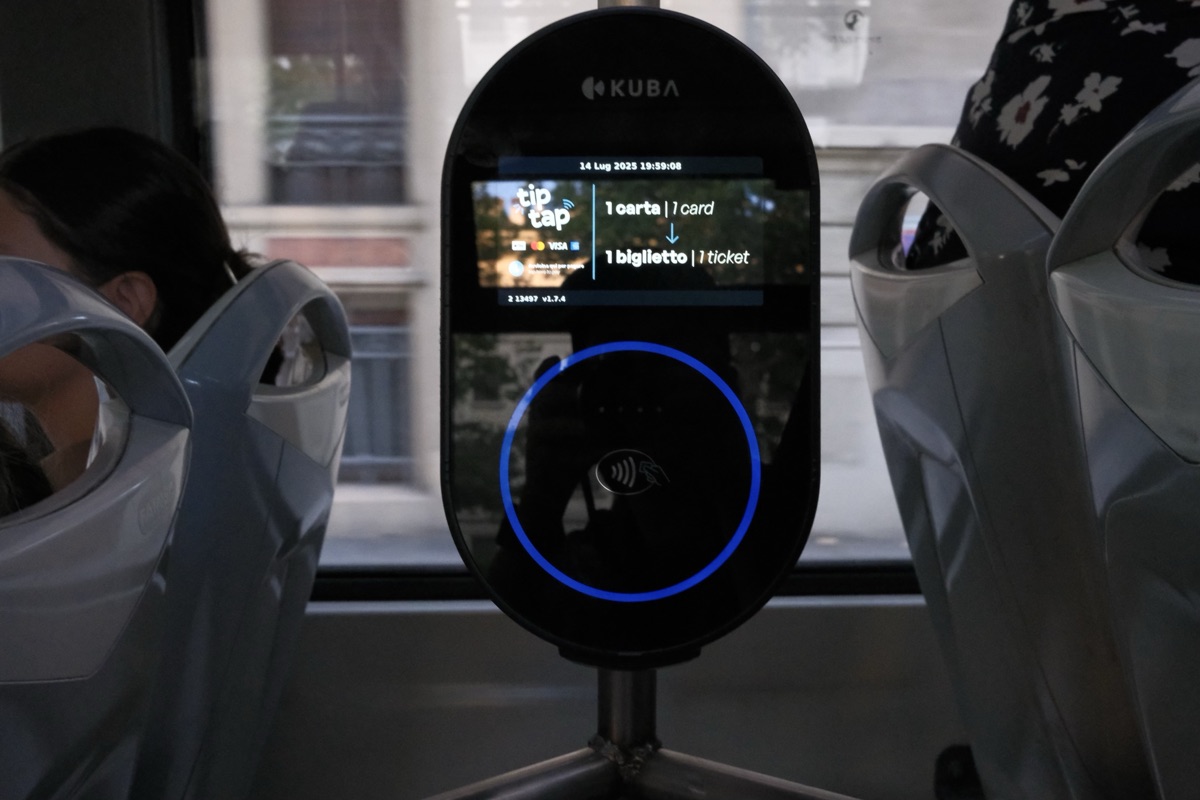 フィレンツェのバスのタッチ決済用端末