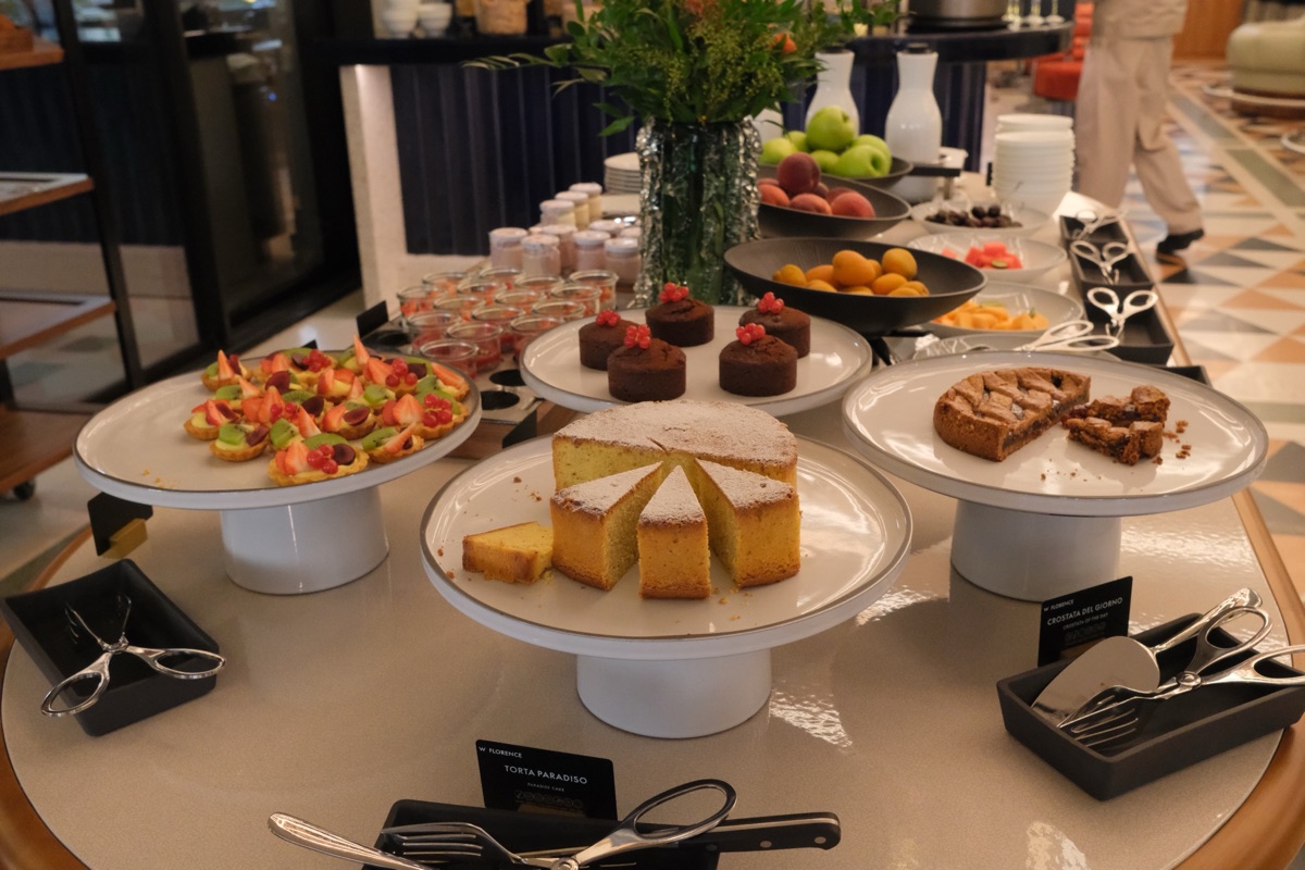 W Florenceの朝食のケーキ