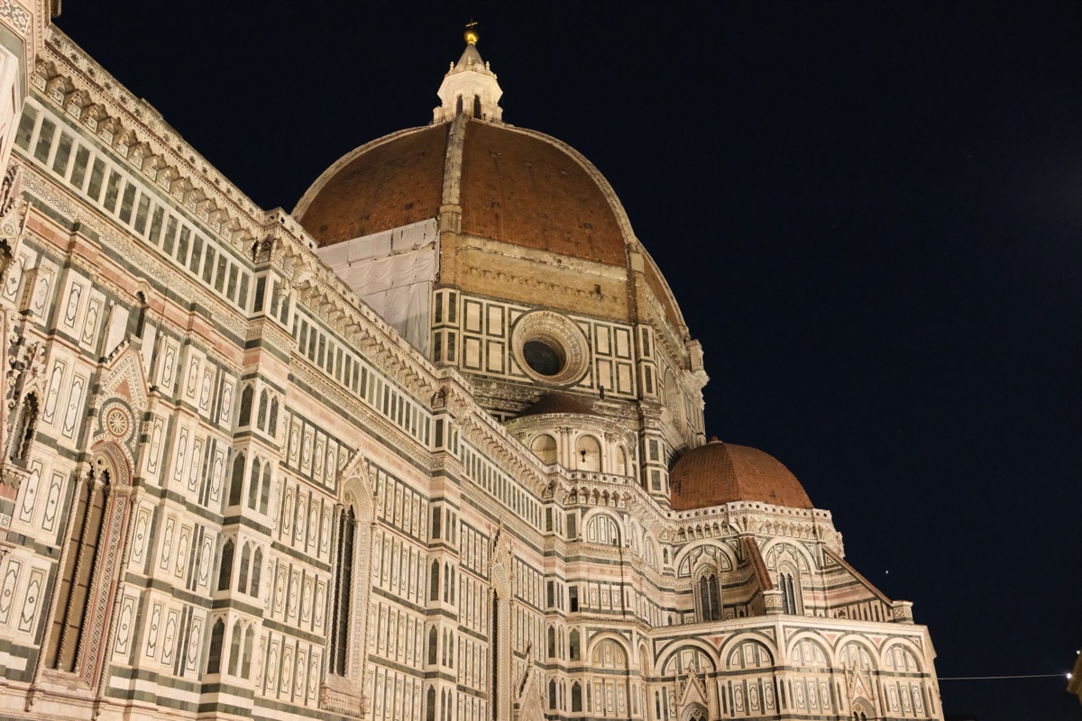 夜のサンタ・マリア・デル・フィオーレ大聖堂のドーム
