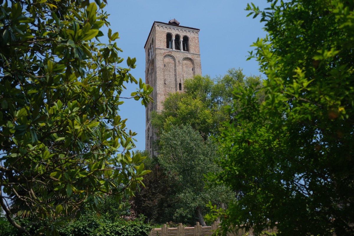 ガラス美術館の中庭から見えた塔