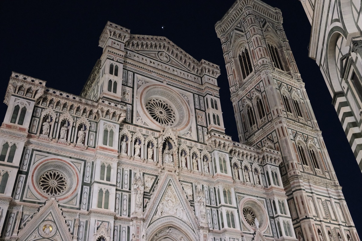 夜のサンタ・マリア・デル・フィオーレ大聖堂の正面