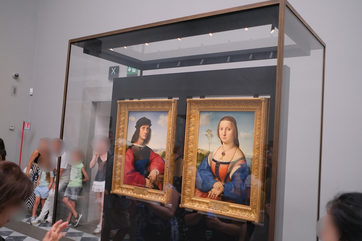 （左）《アーニョロ・ドーニの肖像（Ritratto di Agnolo Doni）》 ラファエロ・サンツィオ （右）《マッダレーナ・ドーニの肖像（Ritratto di Maddalena Strozzi）》 ラファエロ・サンツィオ