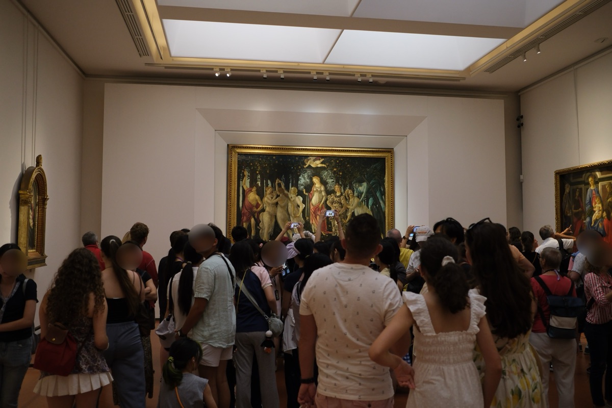 プリマヴェーラの前に群がる沢山の鑑賞者