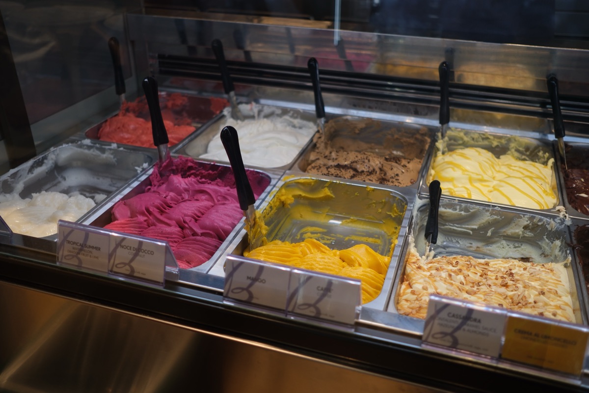 バディアーニのショーケースのなかのジェラート