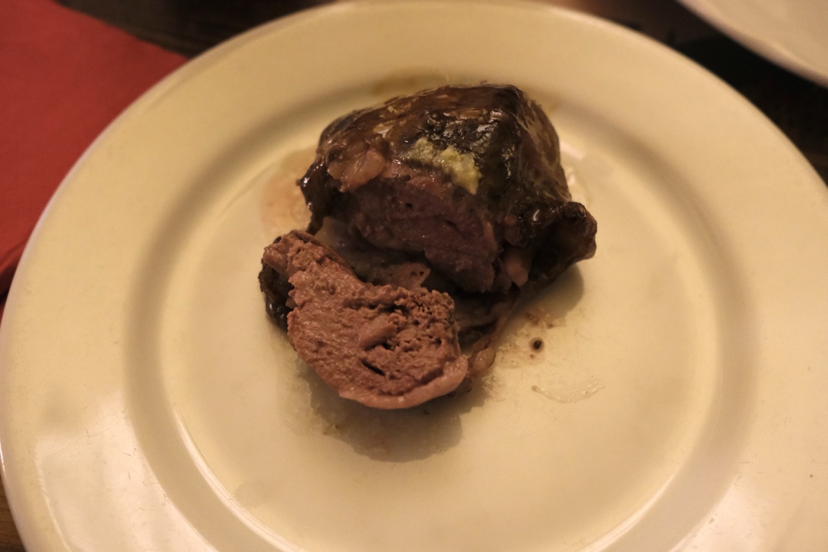 豚レバーの網脂包み焼き（フェガテッリ／Fegatelli）を切ったところ