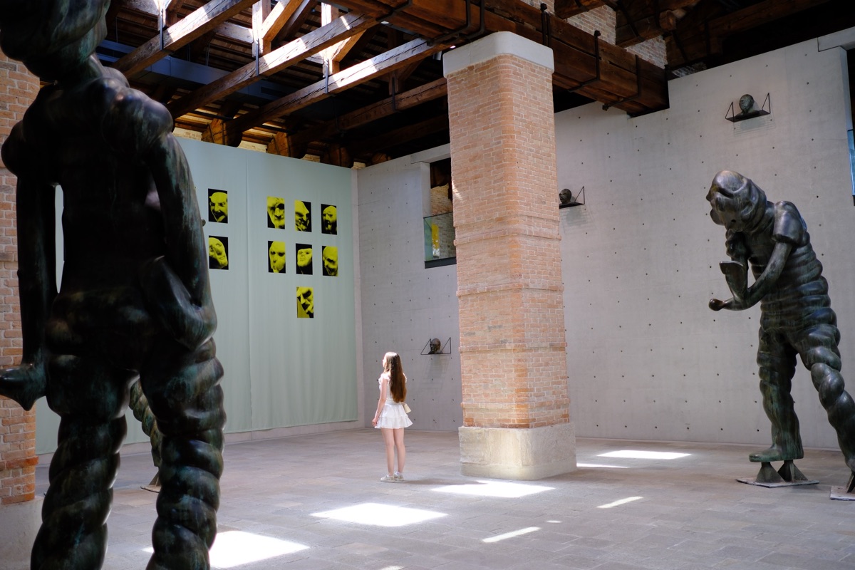 ３体の巨大な霊（Drei Ganz Große Geister）とそれらを鑑賞する女性