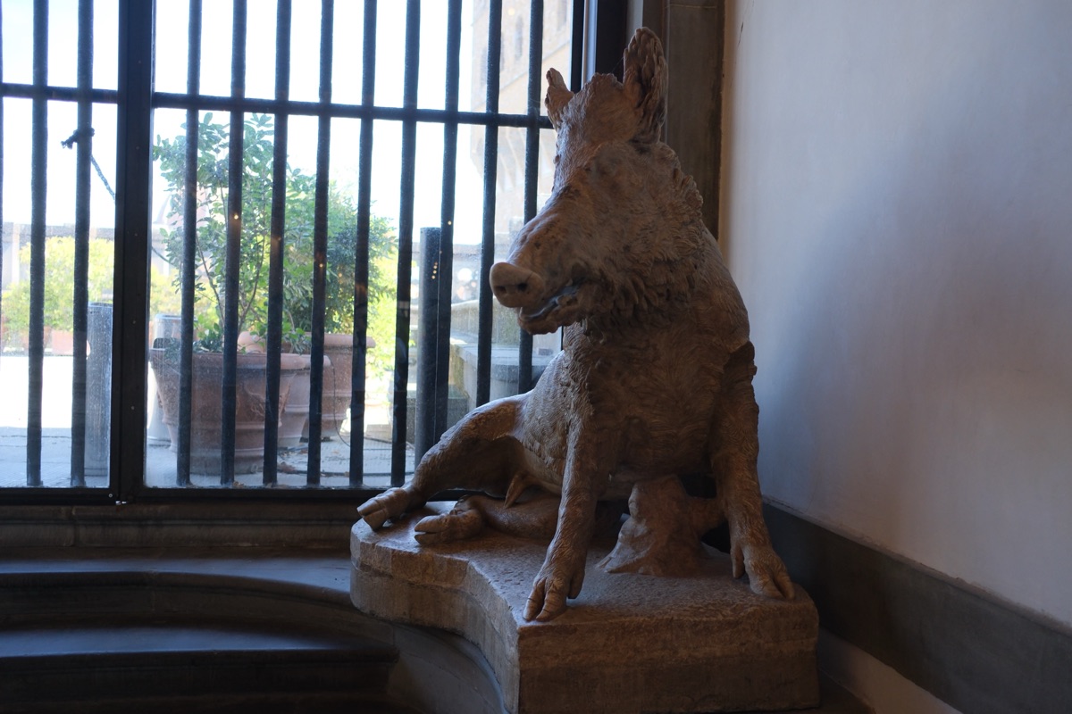 古代ローマ時代の猪の彫刻