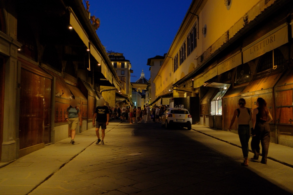 ヴェッキオ橋の上の店が並ぶところ