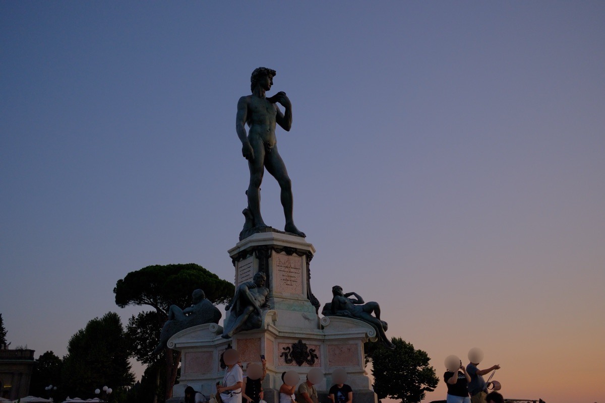 ミケランジェロ広場のダビデ像