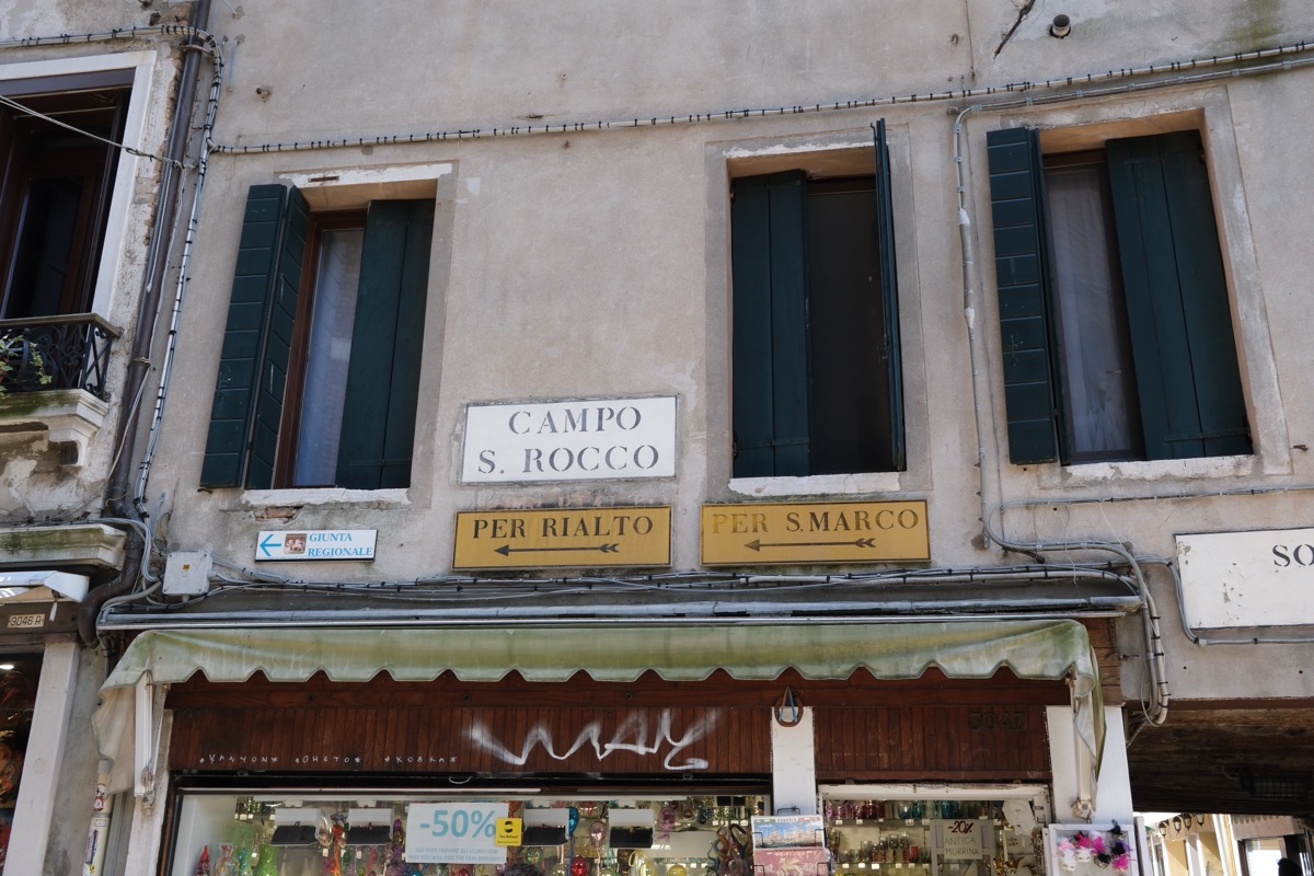 リアルト橋とサン・マルコ広場の方向を示す案内