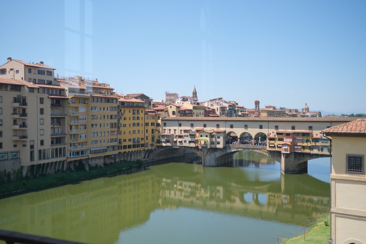 ウフィツィ美術館から見たヴェッキオ橋