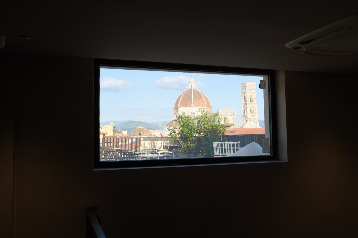 W Florenceの最上階の窓