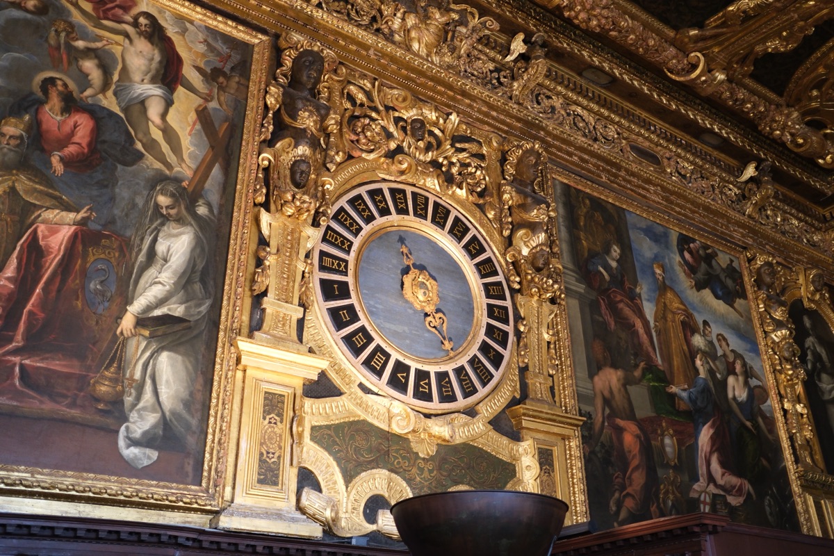 元老院の間の時計