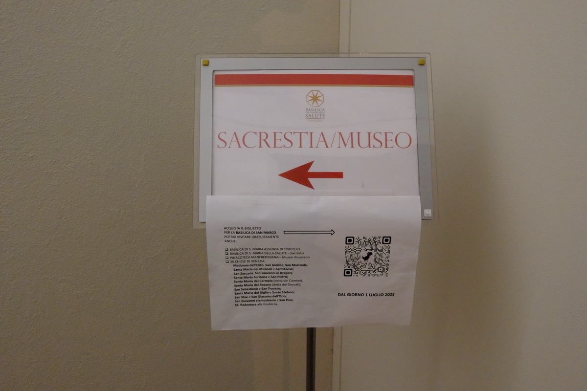 サンタ・マリア・デッラ・サルーテ聖堂のサクリスタの案内看板