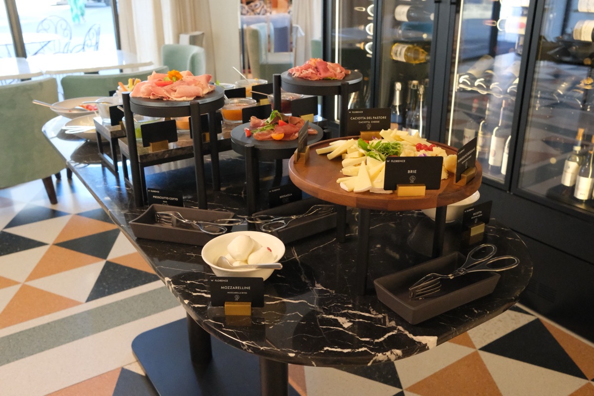 W Florenceの朝食のチーズとサーモン