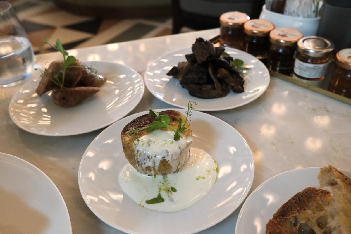 W Florenceの朝食のフォンダン・ポテト クレーム・フレーシュ添えとソーセージ