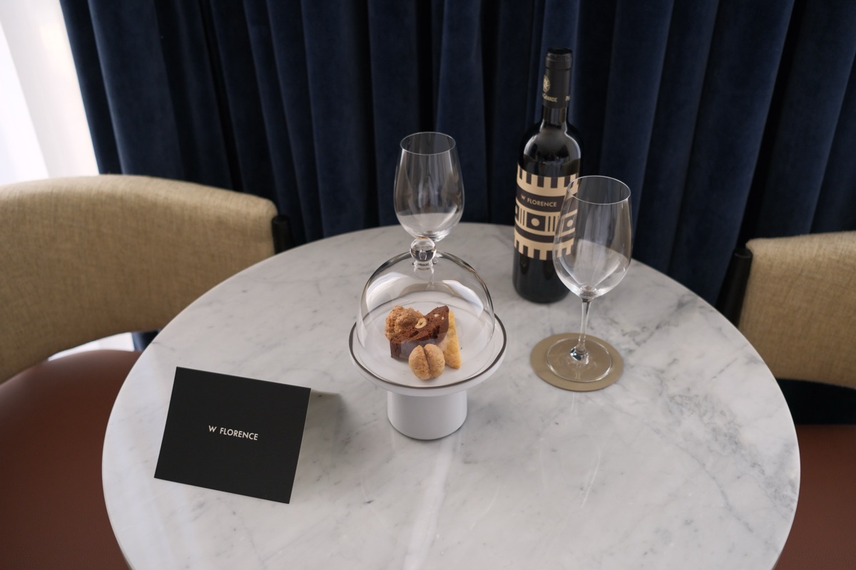 W Florenceの部屋のテーブルとワイン