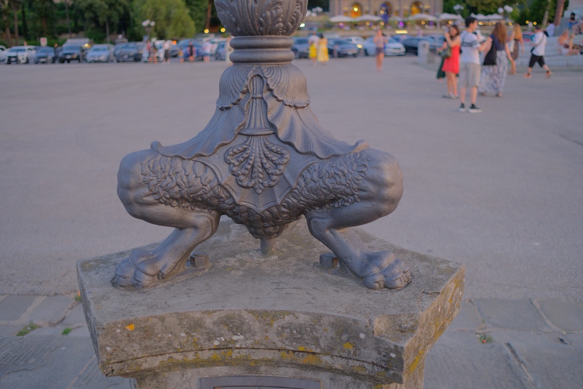 ミケランジェロ広場の街灯の足元