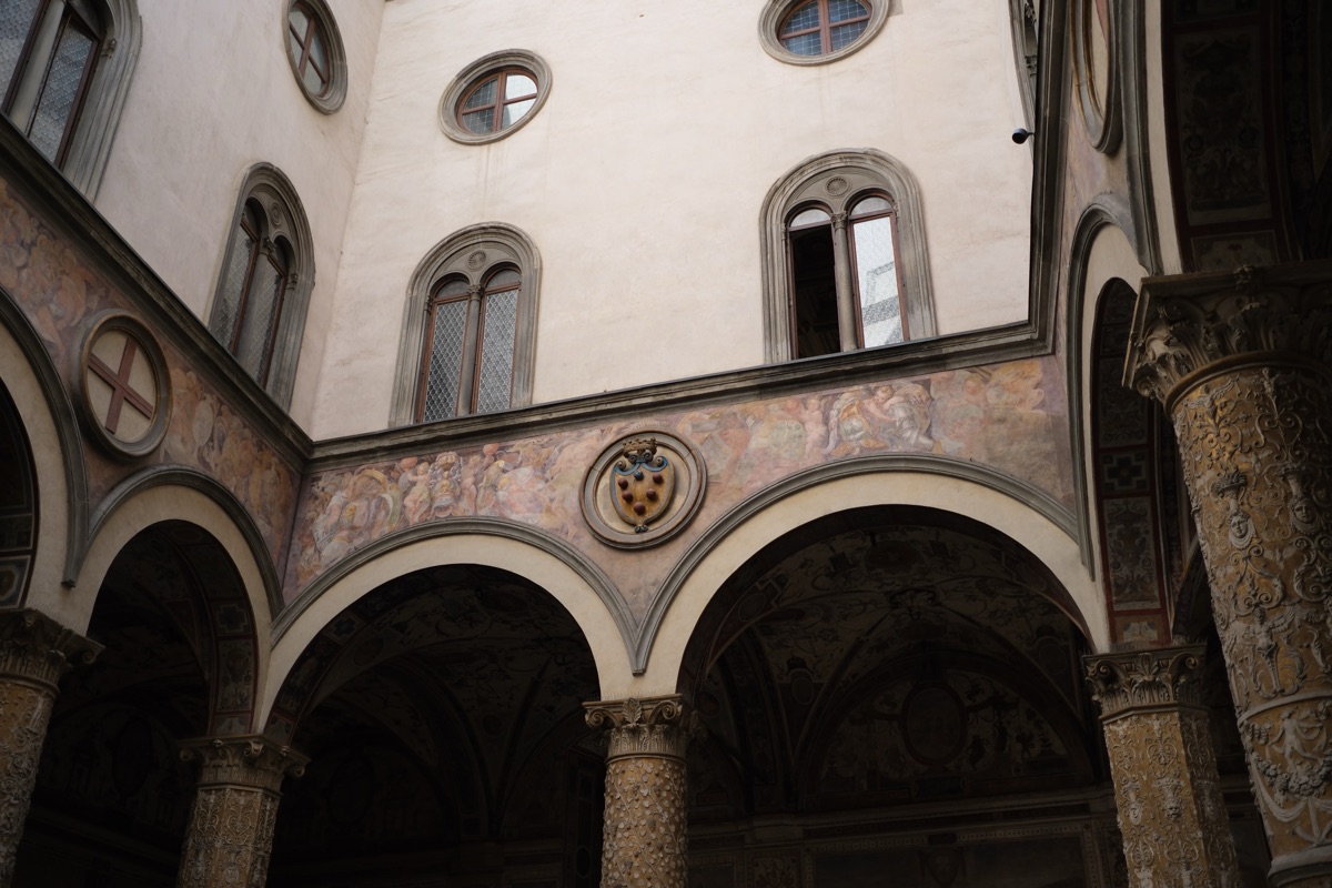 ミケロッツォの広場(Cortile di Michelozzo)のメディチ家の紋章
