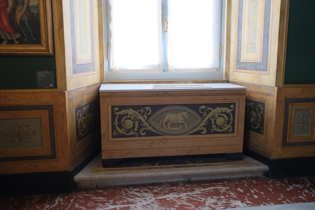 館に溶け込むようにデザインされたエアコン