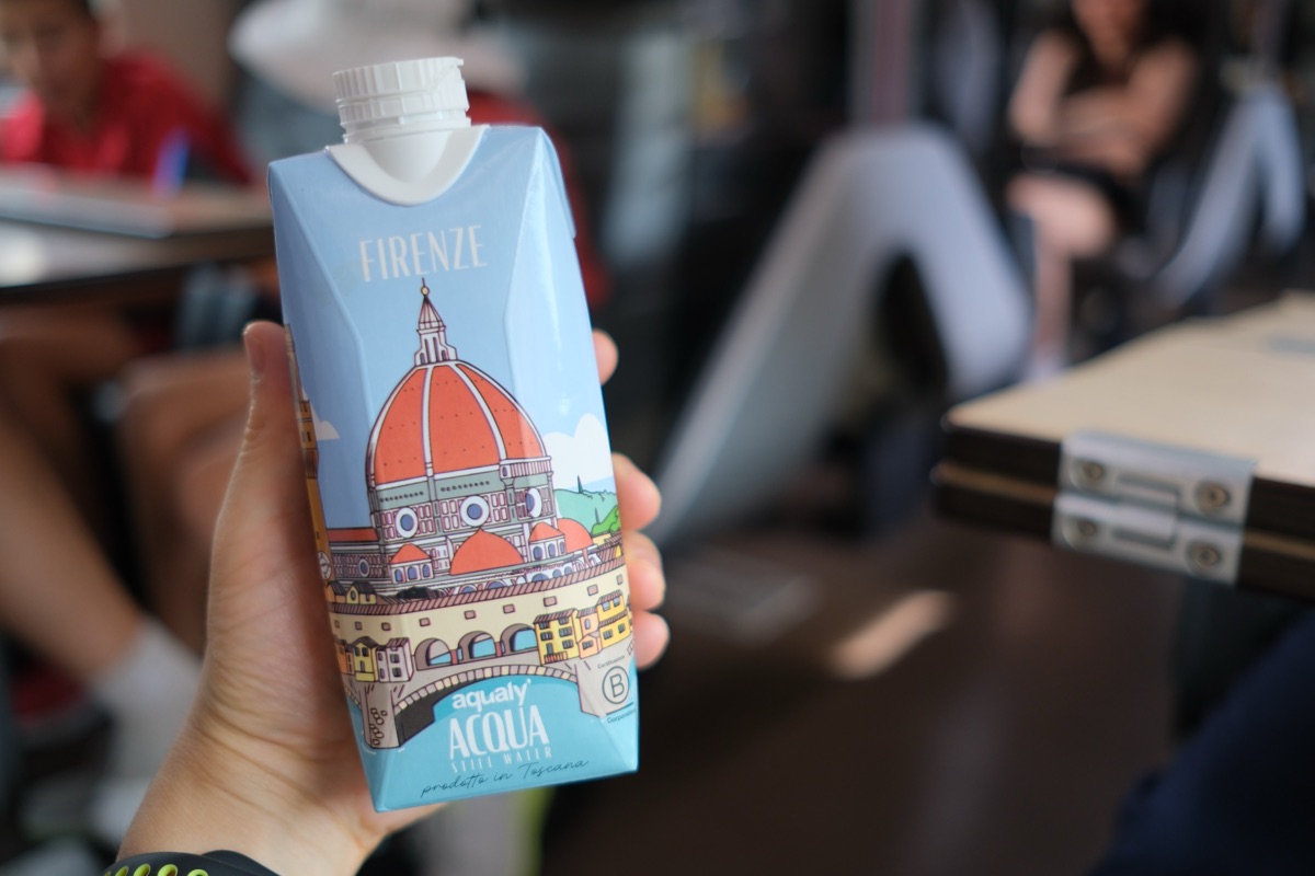 ホテルでサービスされた水の紙パック
サンタ・マリア・デル・フィオーレ大聖堂のドームがデザインされている