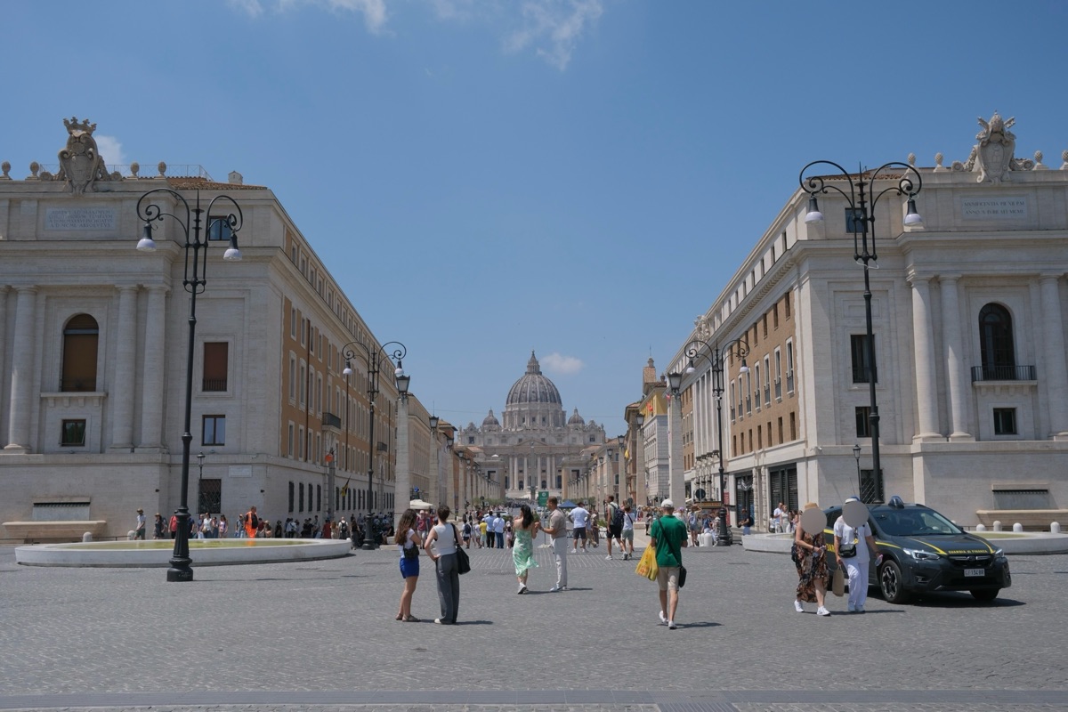 サン・ピエトロ大聖堂を離れて見たところ