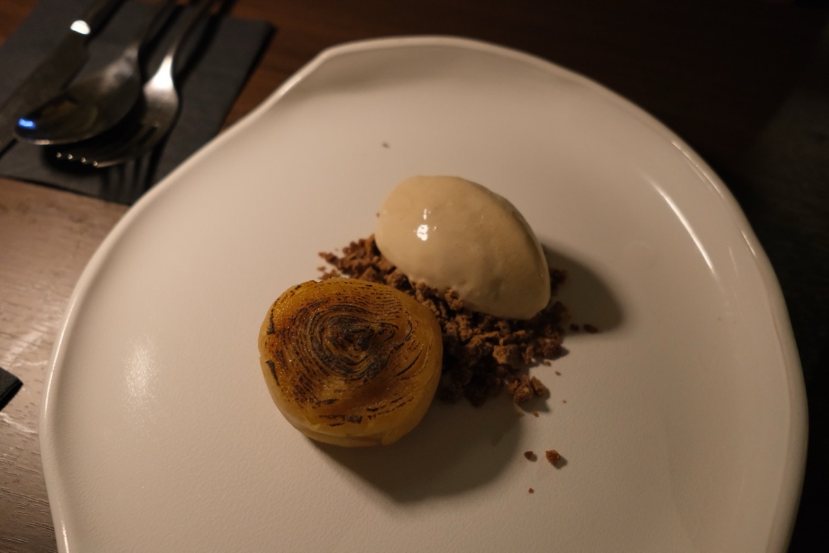 キャラメリゼしたリンゴの層仕立て