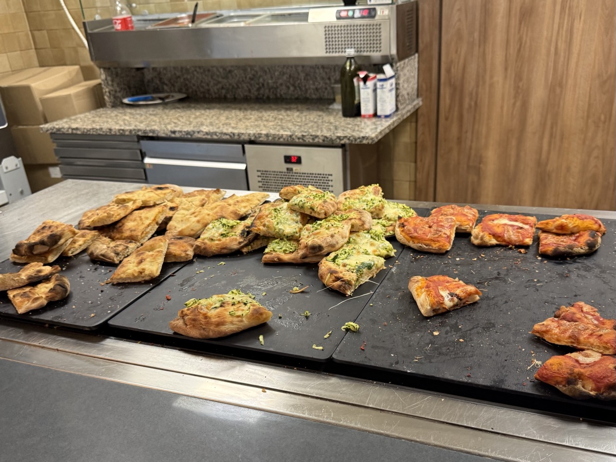 プリマヴィスタ・ラウンジのピザ