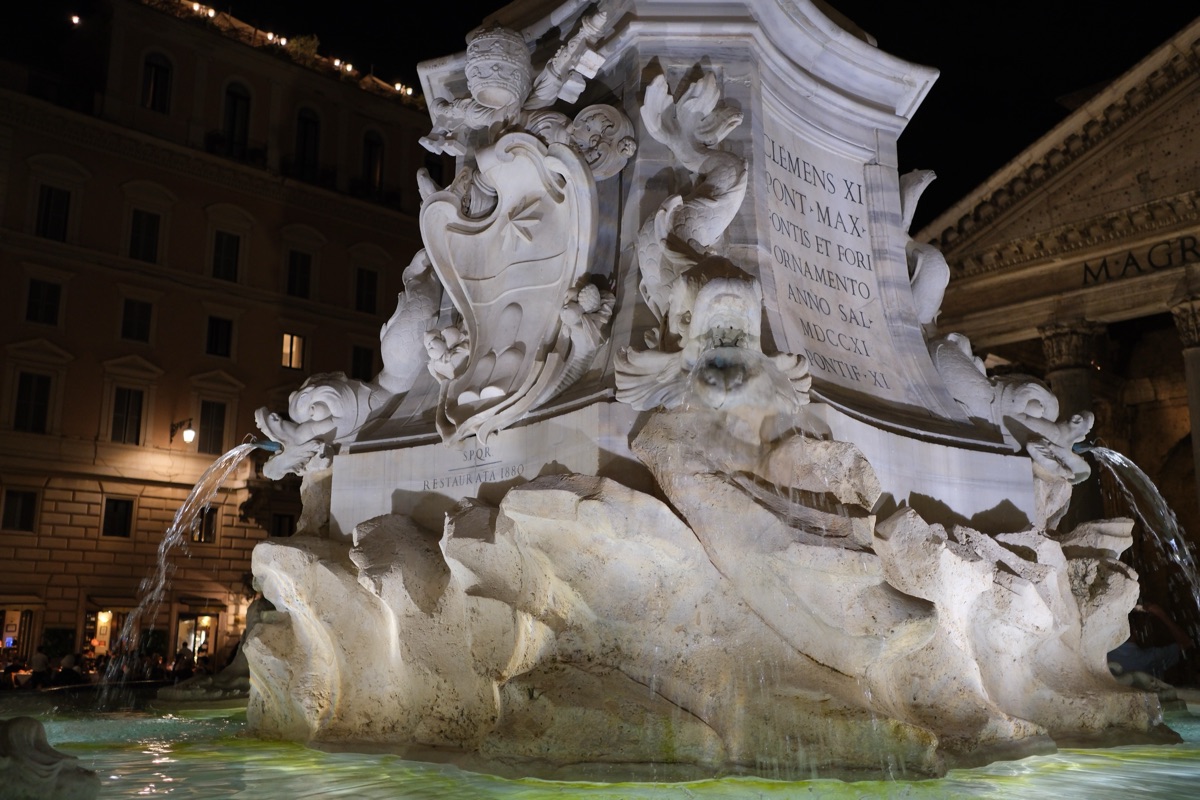 ライトアップされたパンテオン前の噴水