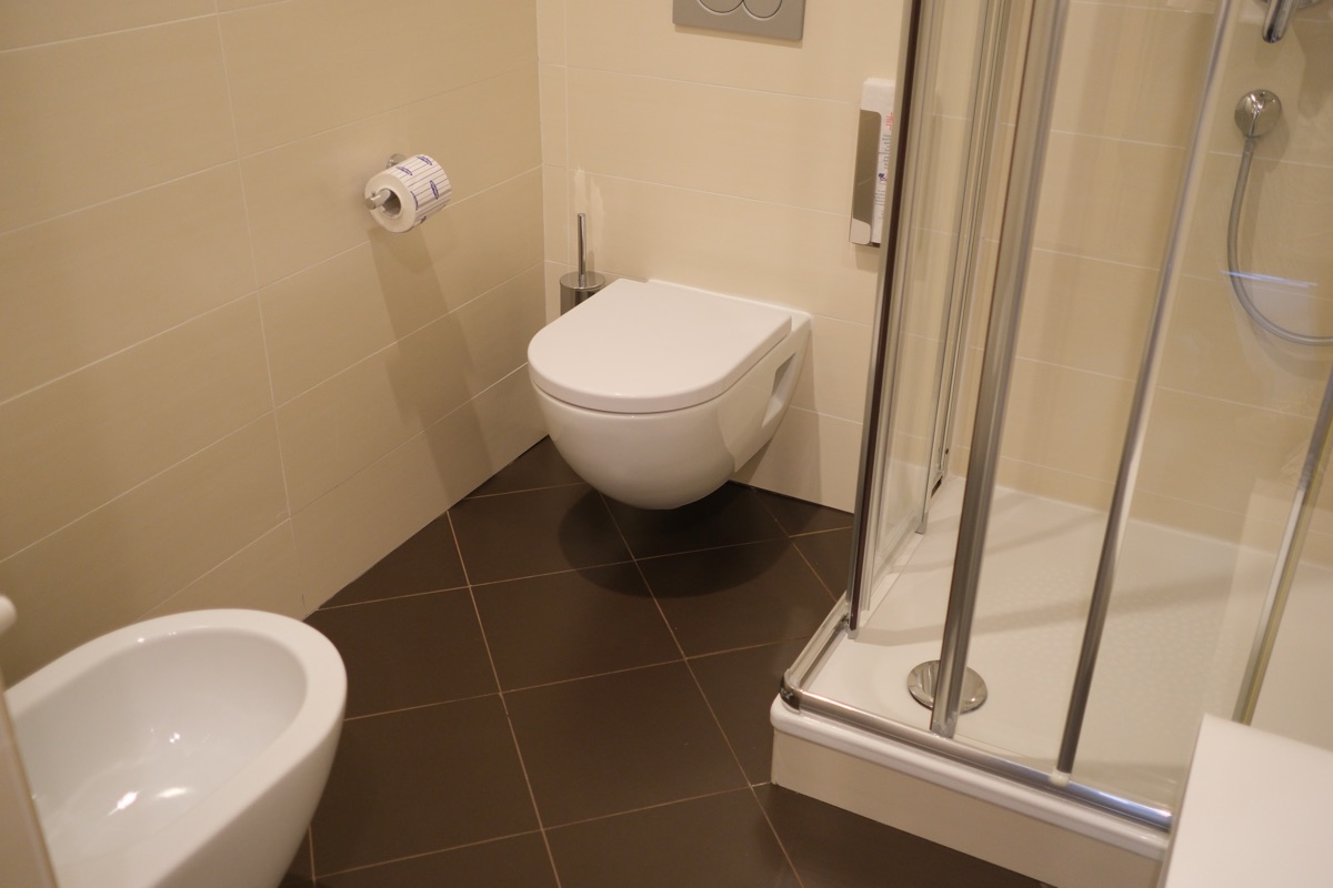 iQ ホテル ローマの客室のトイレとシャワーブース