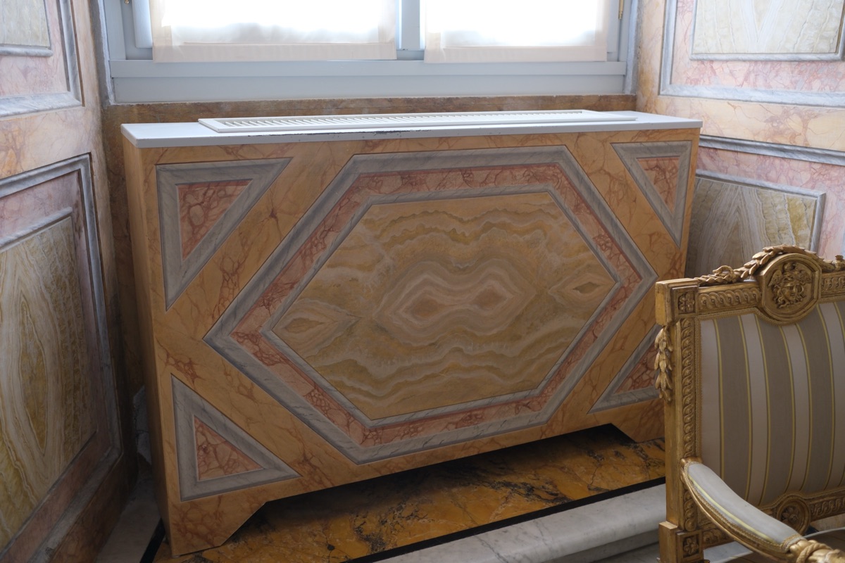 館に溶け込むようにデザインされたエアコン