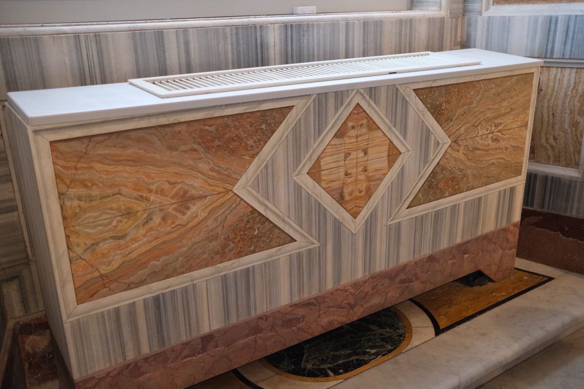 館に溶け込むようにデザインされたエアコン