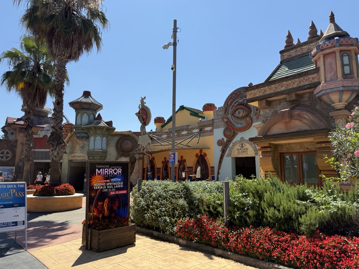 マジックランドの入口付近にあるお店が集まるエリア
個性的な建物たち