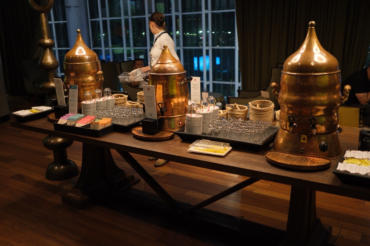 イスタンブールのターキッシュエアラインズのラウンジのチャイ