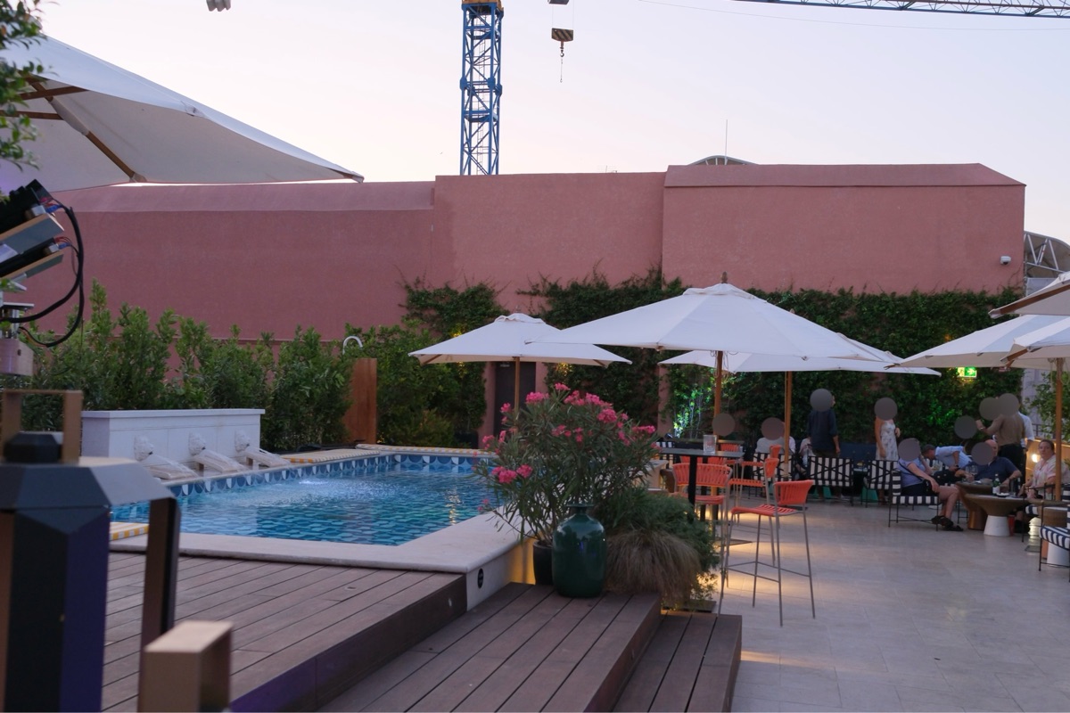 Wローマの屋上のプールとバー