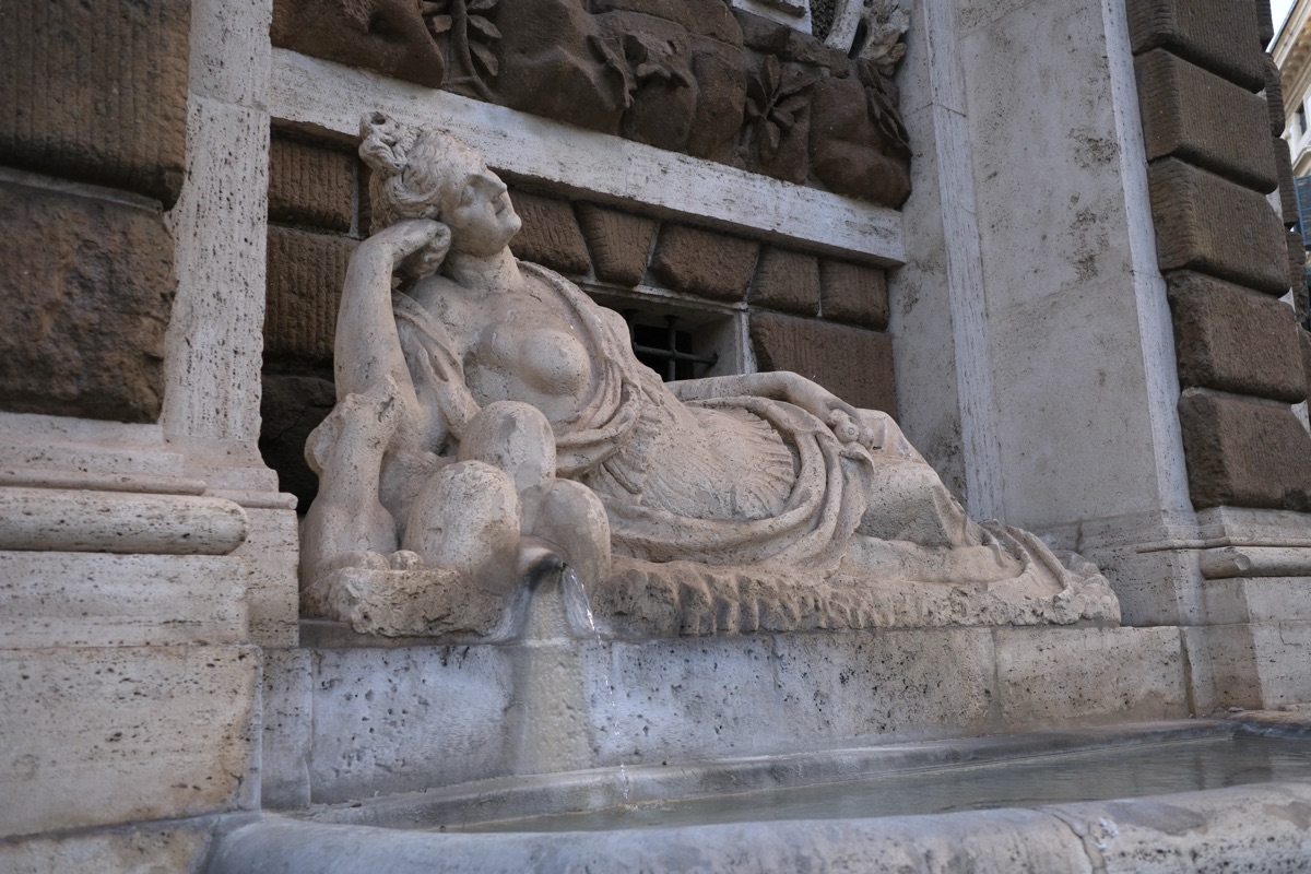 ローマの街角にある噴水