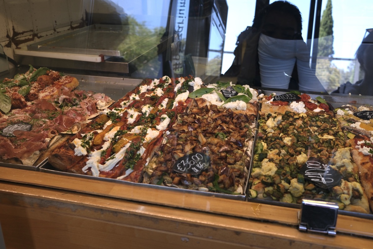 ボンチ(Bonci)のショーケースに並ぶピザ