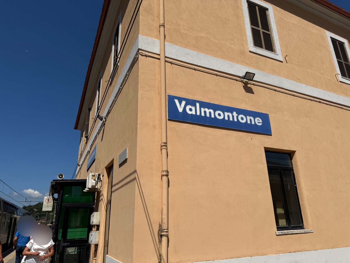 ヴァルモントーネ駅駅舎