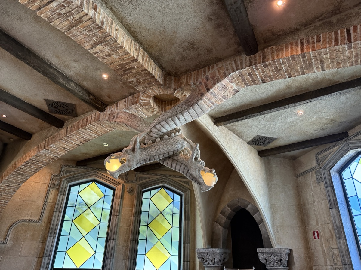 レストラン店内のドラゴンの飾り