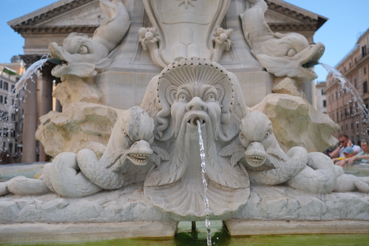 パンテオンの広場にある噴水