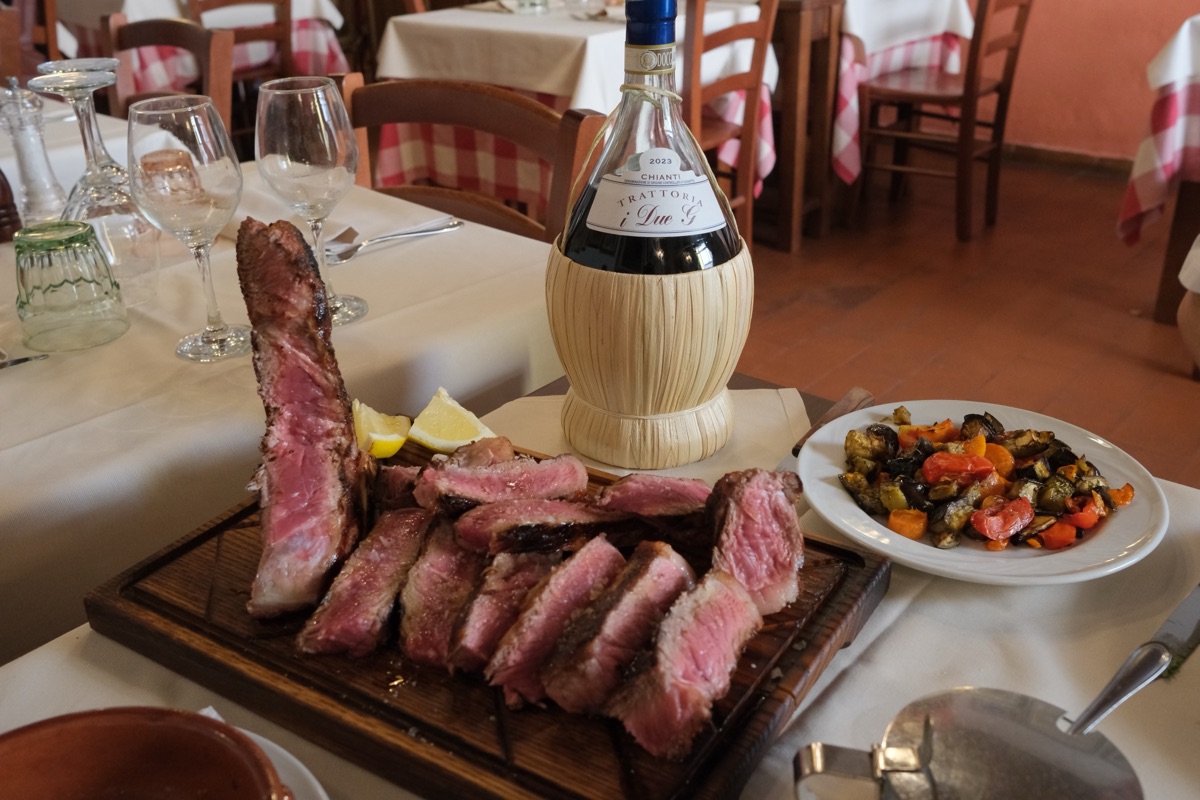 フィレンツェ風Tボーンステーキ（フィレ側）（ビステッカ・アッラ・フィオレンティーナ・ネル・フィレット／Bistecca alla Fiorentina nel filetto）