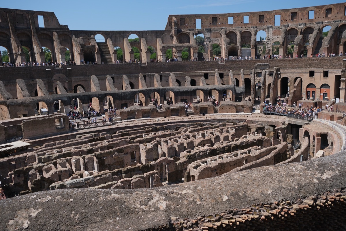 コロッセオのアリーナの床がない様子がわかる